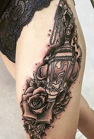 mergaitės koja už akį traukiančio rožių tatuiruotės modelio