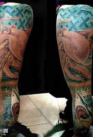 Візерунок татуювання кальмарів на ногах