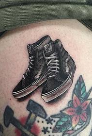 nohy pekné tenisky tetovanie od Dan Smith