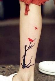 дерево червоний птах татуювання візерунок на нозі