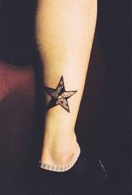 wzór tatuażu gwiazda nogi