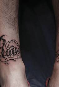 отдолу краката са намушкани с флорални английски татуировки на татуировки
