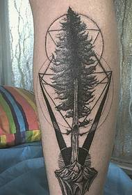 Un modello di tatuaggio totem con una personalità del polpaccio
