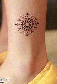 disegno del tatuaggio totem fiore gamba