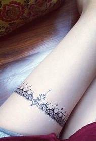 l'immagine del tatuaggio totem funziona sulla bellissima coscia