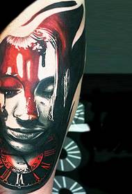 disegno del tatuaggio femminile sanguinante con le gambe