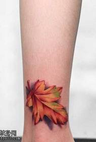 jalka punainen vaahteranlehden tatuointikuvio