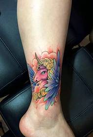 u mudellu di tatuaggi di pony di culore à u vitellu hè assai chjaru