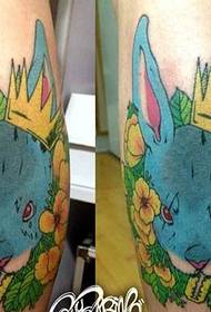 снимка на синя заешка татуировка в задната част на крака