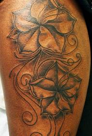 perna patrón de tatuaxe de flor gris negra