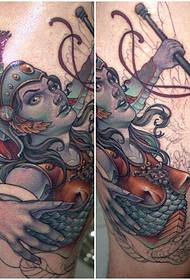 foto di un tatuaggio femminile antico guerriero con le gambe