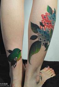 Teste padrão bonito e bonito da tatuagem do pássaro da flor na perna