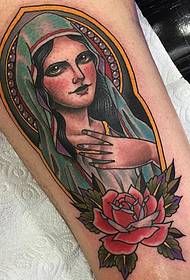 motivo del tatuaggio vergine di vitello e fiore