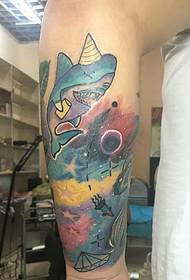 modello del tatuaggio dello squalo nel mondo marino del vitello