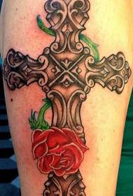 kājas krustu rožu tetovējuma raksts