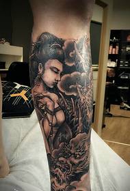 Áilleacht Ársa le pátrún tattoo cosa bláthanna dragan comhcheangailte