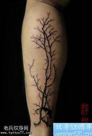 as pernas teñen un patrón clásico de tatuaxe de árbores totémicas