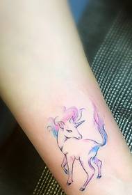 komea akvarelli poni-tatuointikuvio jalassa