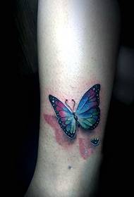 Bena sitter fast med en farget tatovering med 3D-sommerfugler