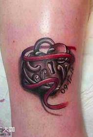 Jalka sydämen lukitus -tatuointikuvio