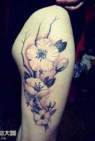 Ben personlighet blomma tatuering mönster