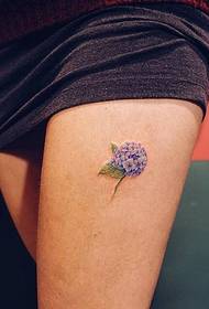 žensko ljubičasto bedro na slici elegantne ljubičaste cvjetne tetovaže