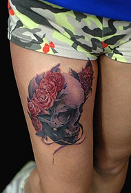 leg Fra glamouréise Blummen Schädel Tattoo Muster