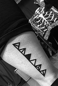 il tatuaggio del tatuaggio con motivo geometrico esterno al polpaccio è molto interessante