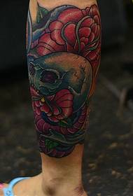 bulaklak at skull pinagsama kulay leg tattoo tattoo