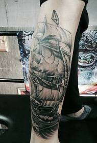 verpakt kalf zwart grijs zeilboot tattoo patroon