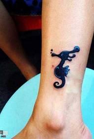 disegno del tatuaggio gamba ippocampo