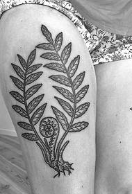padrão de tatuagem folha cinza-preto bonito na coxa