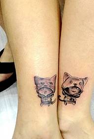 una coppia di simpatici amanti del mini gattino tatuati a piedi nudi