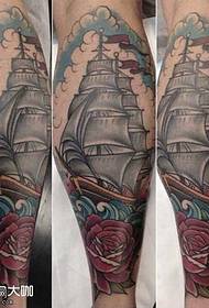 Узорак за тетовирање чамца с ружама ногу