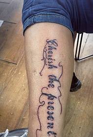 tatuaggio significativo con tatuaggio inglese di piccole gambe