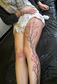 donna piena piena di ciliegia stampa tatuaggio