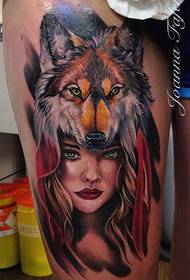 امرأة اللون الساق مع نمط الذئب خوذة الوشم