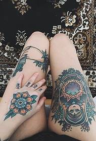 módní dívky nohy sexy tetování vzor