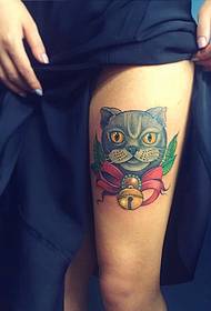 големо око симпатична цветна мачка шема на тетоважи на плоштадот на бутот