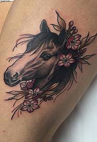 augšstilba skolas zirga ziedu krāsas tetovējums tetovējums modelis
