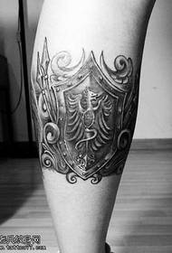 Modello tatuaggio gamba scudo spartano