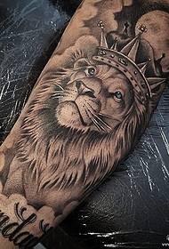 小腿欧美戴皇冠的狮子纹身图案