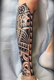vitello maschio Modello di tatuaggio totem tribale nero bello