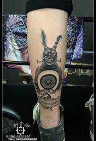 patrón de tatuaxe de coello de becerro realista
