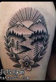 kalnu tetovējuma raksts augšstilbā