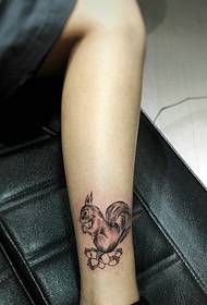 tatouage écureuil mignon sur les pommes de pin amour veau