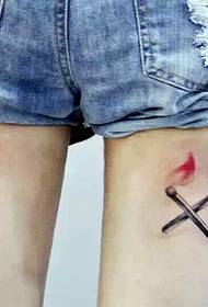 adatto per le gambe di coppia Il modello del tatuaggio è molto interessante