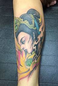 squisito tatuaggio colorato a fiori sul polpaccio