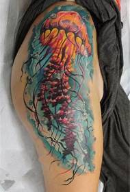 θηλυκό μηρό ένα γιγαντιαίο ζωγραφισμένο τατουάζ μέδουσες