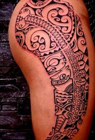 zgodan crni plemenski uzorak totemskih tetovaža u nozi